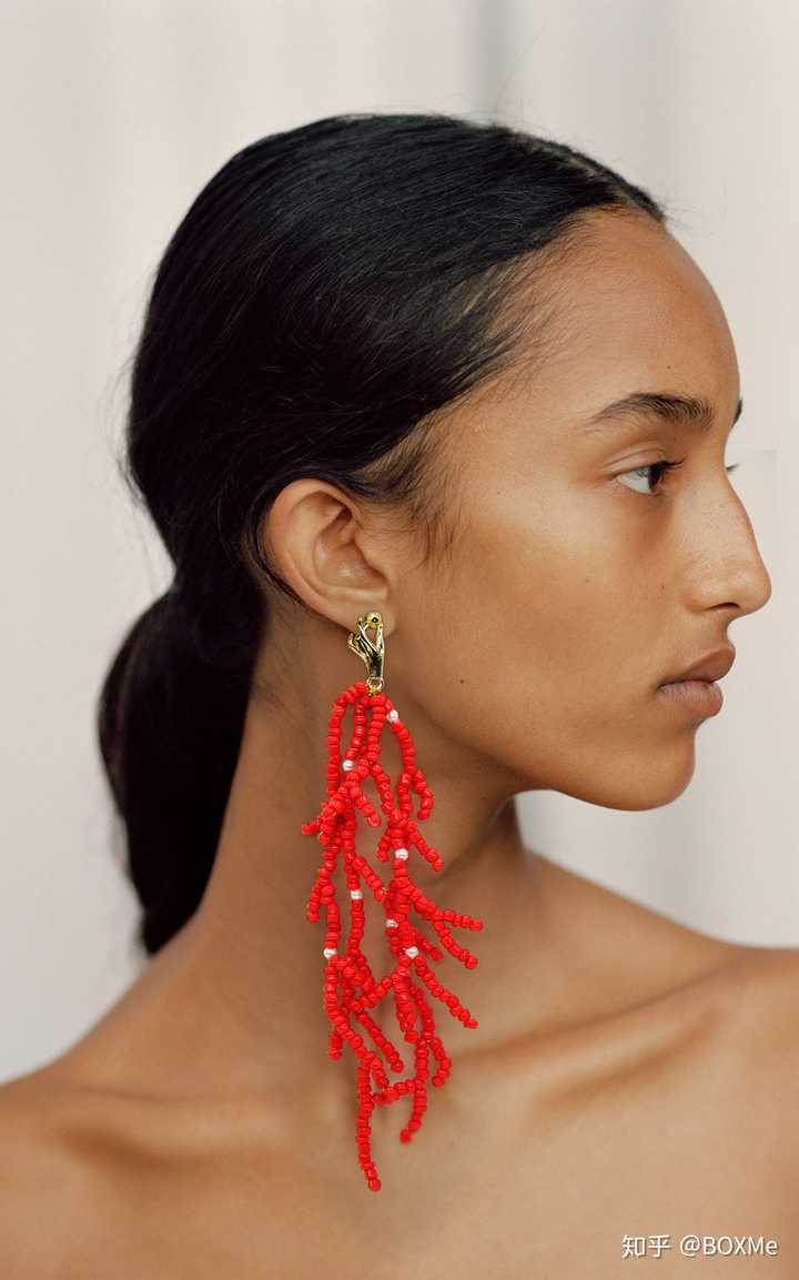 大圆脸女孩适合哪种款式的耳钉,耳环或耳坠?