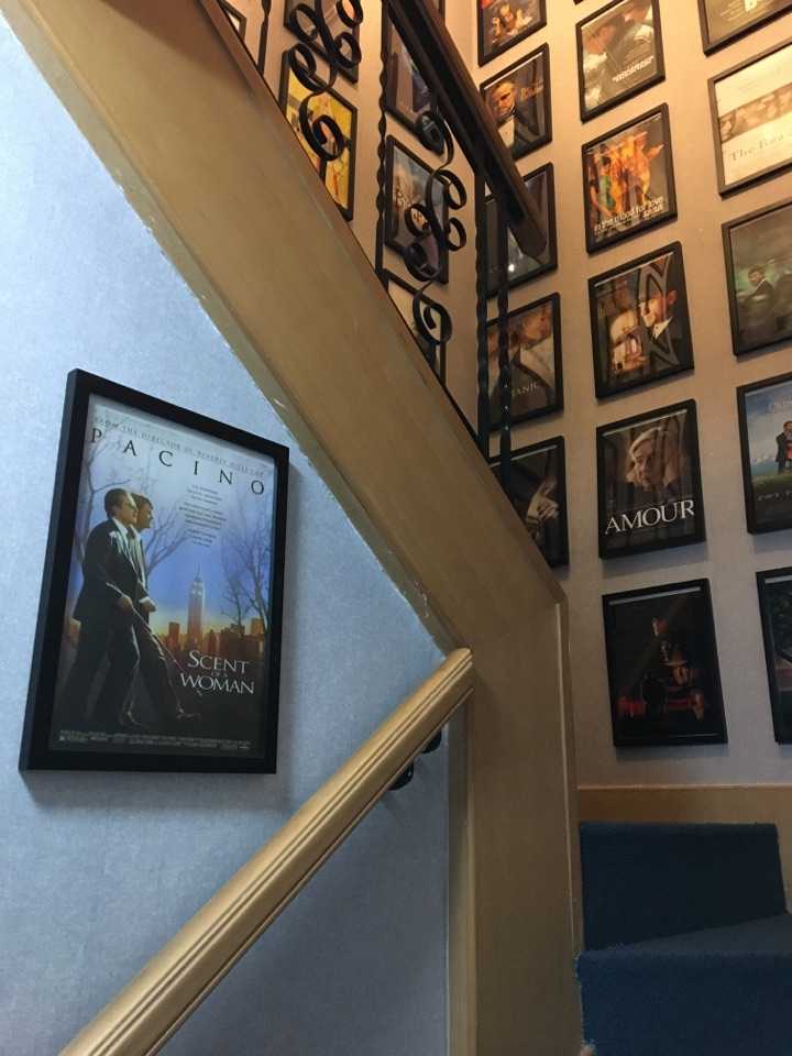 强答一张公司的海报墙吧!爱电影的人是不是都希望有这么一面墙呀