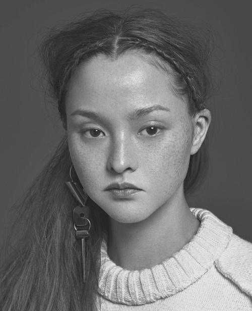 中国人和其他白种人混血,混血孩子长大有不像新疆人的吗?