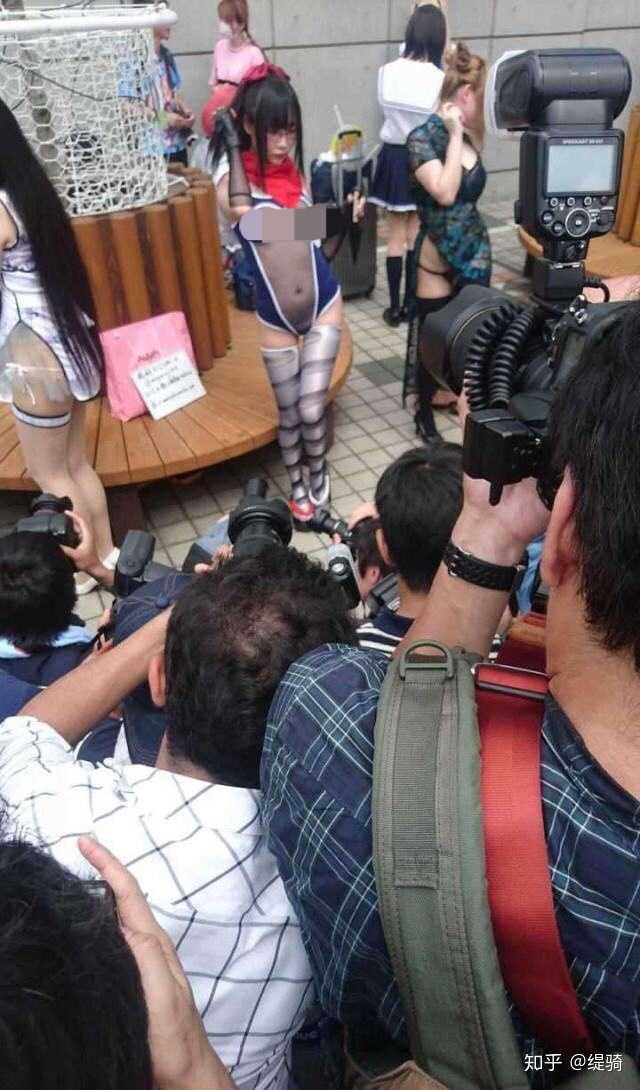 如何看待 cp26 上穿 jk 制服的女生摆露骨姿势被路人骂?