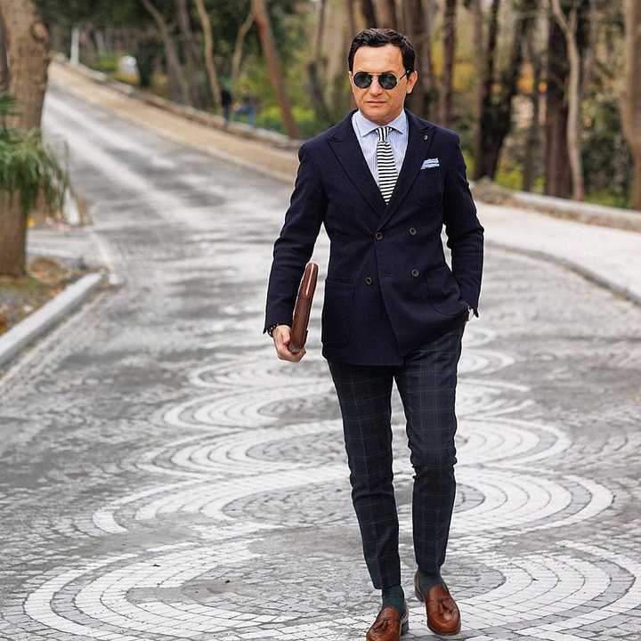 各位大佬们,我想请问一下藏青色的西服配什么颜色的方巾呢?