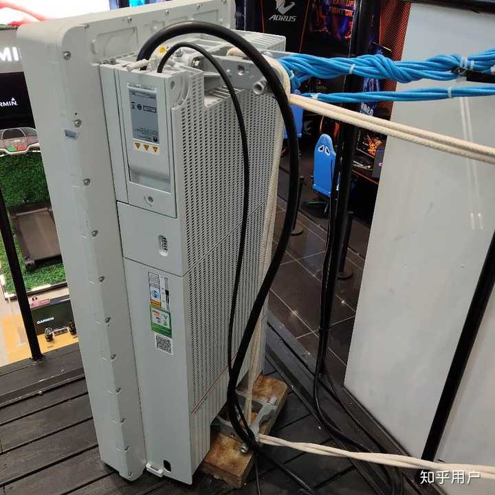 无线侧的华为64trx aau前端射频单元,作用距离470米