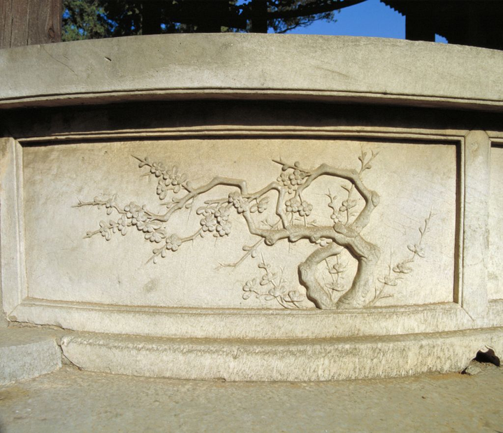 白石栏板梅花雕刻