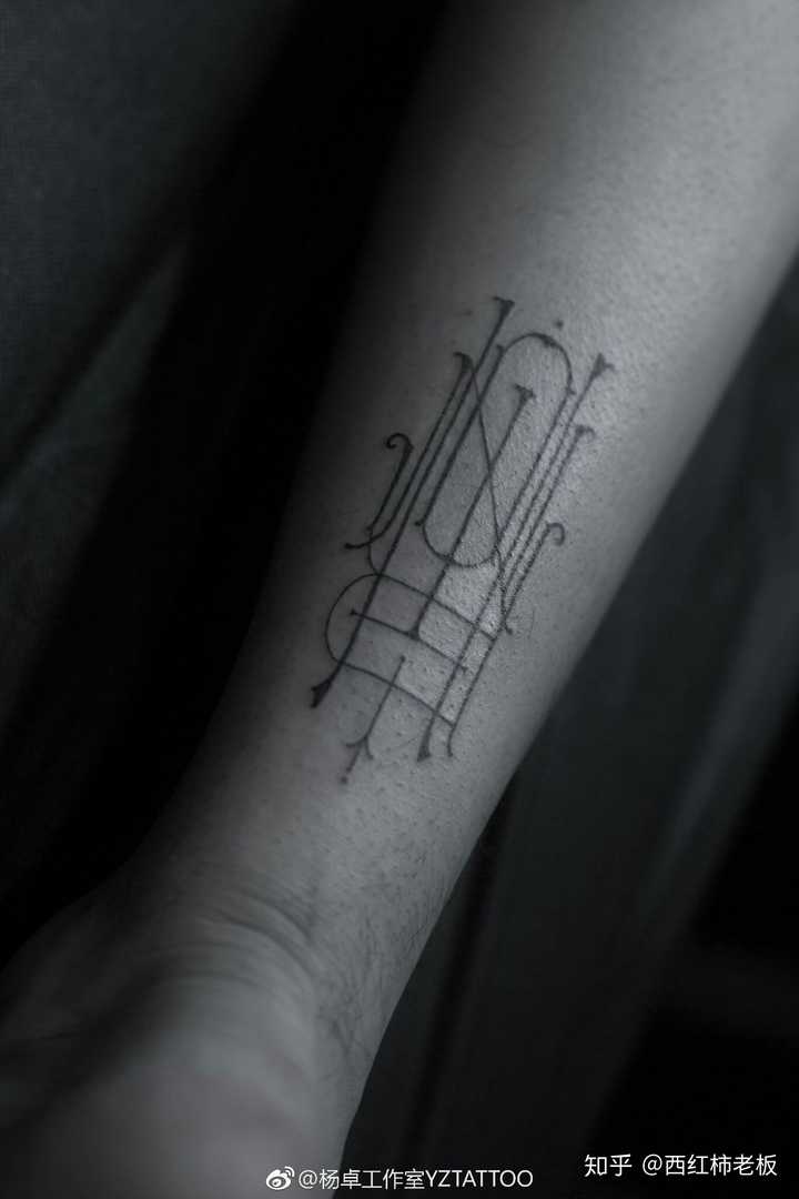 岳明辉的纹身 他把oner纹在了身上 把三个弟弟都纹在了身上 万能奥义