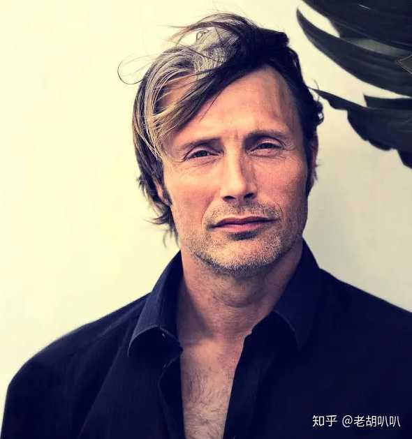 《汉尼拔1》刚播出的时候很迷这部剧,觉得这斯演变态演的气质真好.