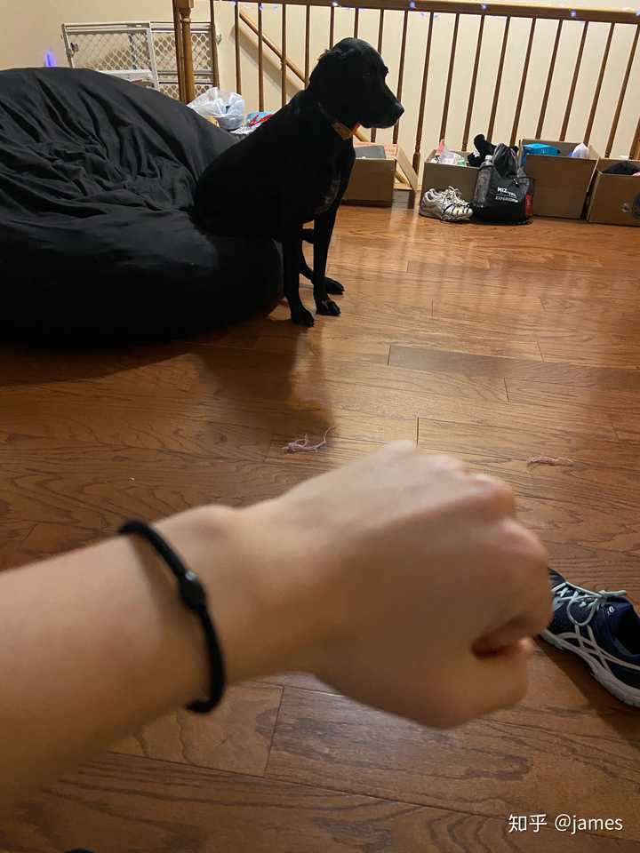 男生手上戴了皮筋是什么意思?