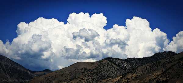 为什么有时候天空中的云朵会有比较清晰的边界？