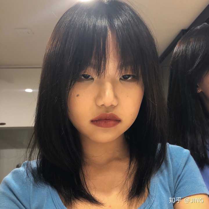 请问有没有单眼皮小眼睛塌鼻梁小嘴巴圆脸好看的女生?