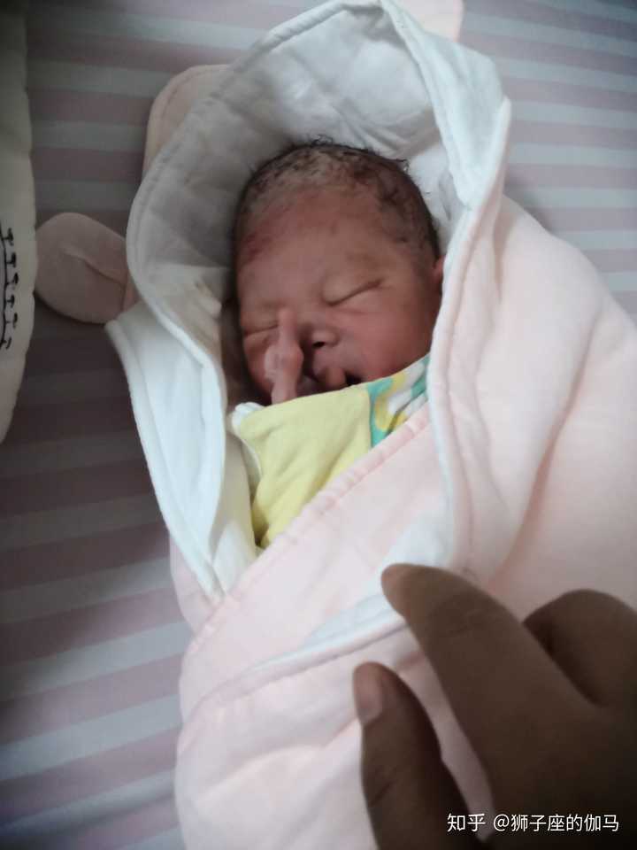 大家能晒一晒你们的宝宝婴儿时期的「丑照」吗?