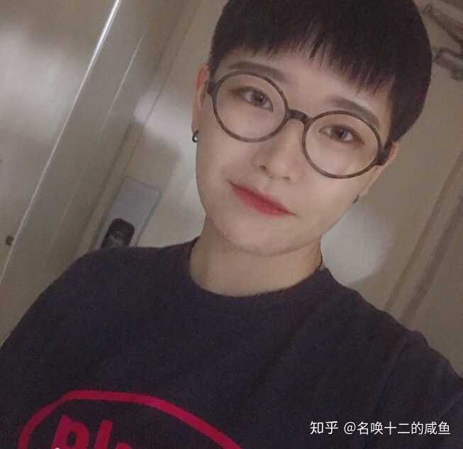 长得一般的圆脸女生剃了个男款短发是什么样的?
