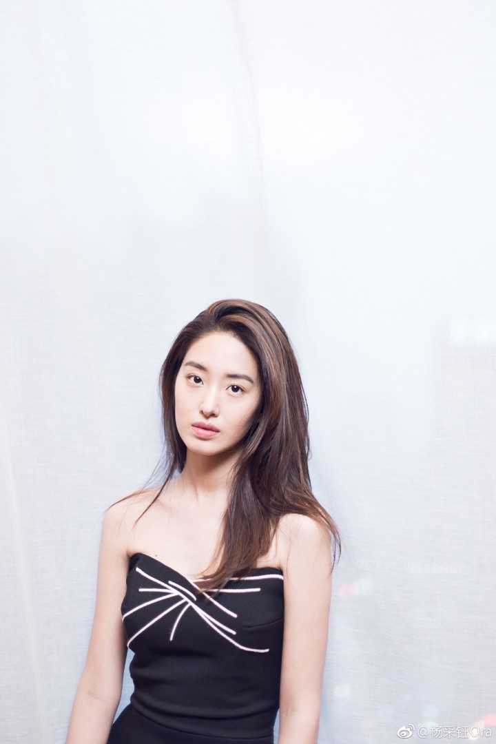 杨采钰吧,光从长相看的,其他那些八卦先不提哈,看芳华剧照一眼就觉得