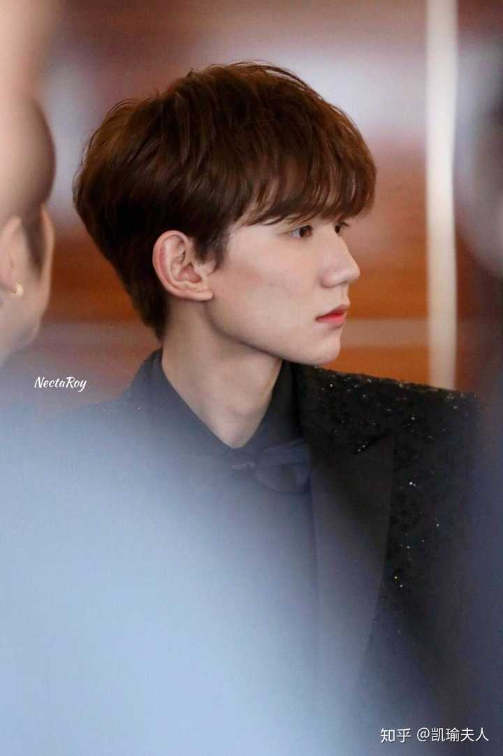 呃…………王源啊! 虽然鼻子大但是挡不住满满的精致感!