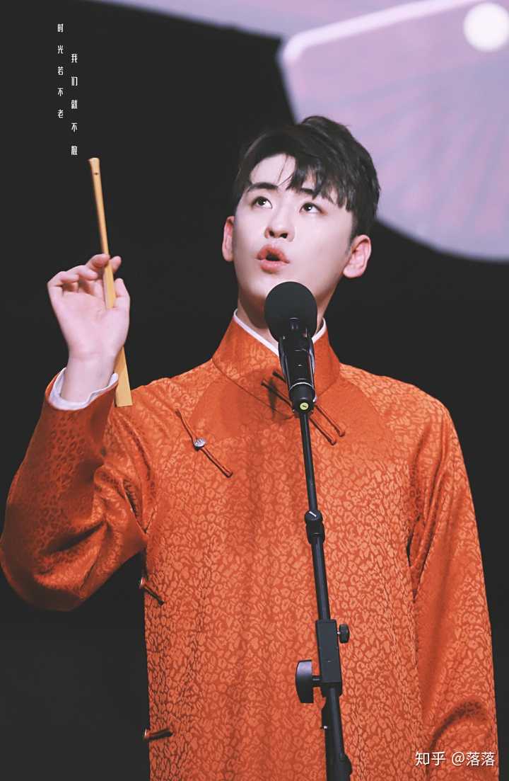 张云雷!看看我们辫儿哥哥呢! 一袭长衫如锦绣,九寸湘妃摆动风流