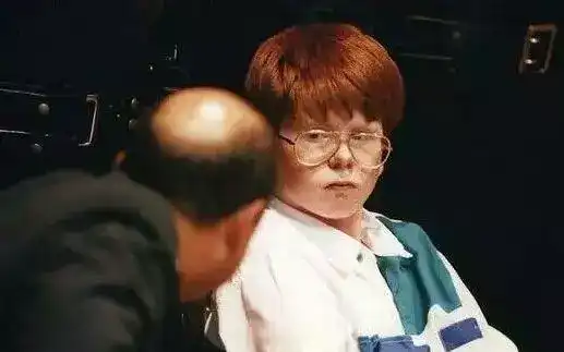 继12岁男孩弑母之后 湖南再现13岁男孩杀父母 你认为14岁的最低刑责年龄该不该调整 10岁 12岁 艺博师学院的回答