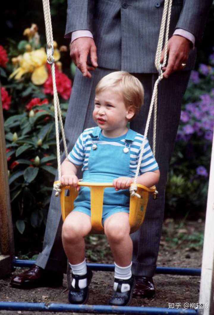 因为英国贵族男性童年时代必须穿短裤,无论寒暑冬夏,威廉王子小时候