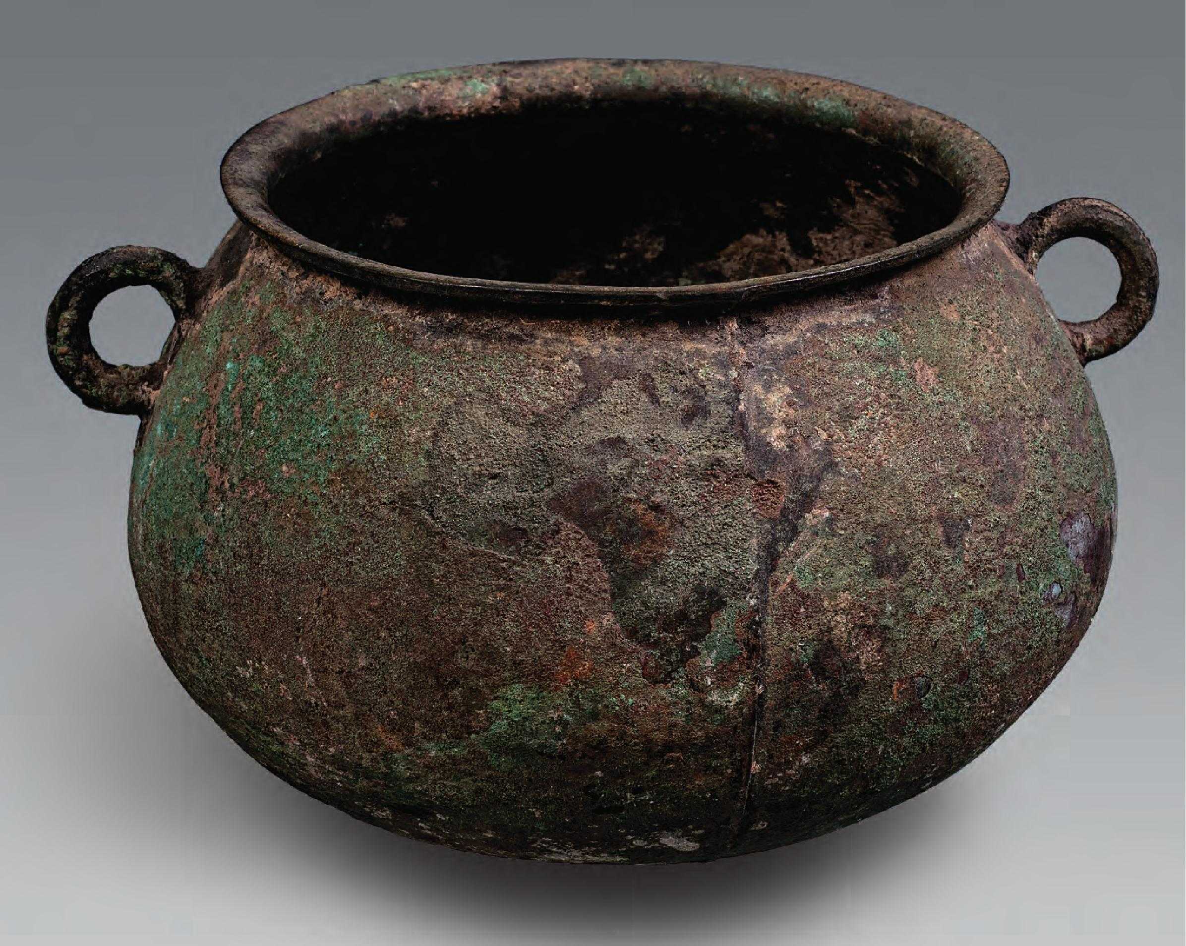 首先,中国古代青铜器是有像锅一样简洁造型的.