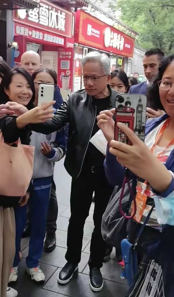 如何看待英伟达CEO黄仁勋仍穿标志性皮衣，逛北京胡同，喝蜜雪冰城吃炸酱面？为什么大家爱看这种反差？