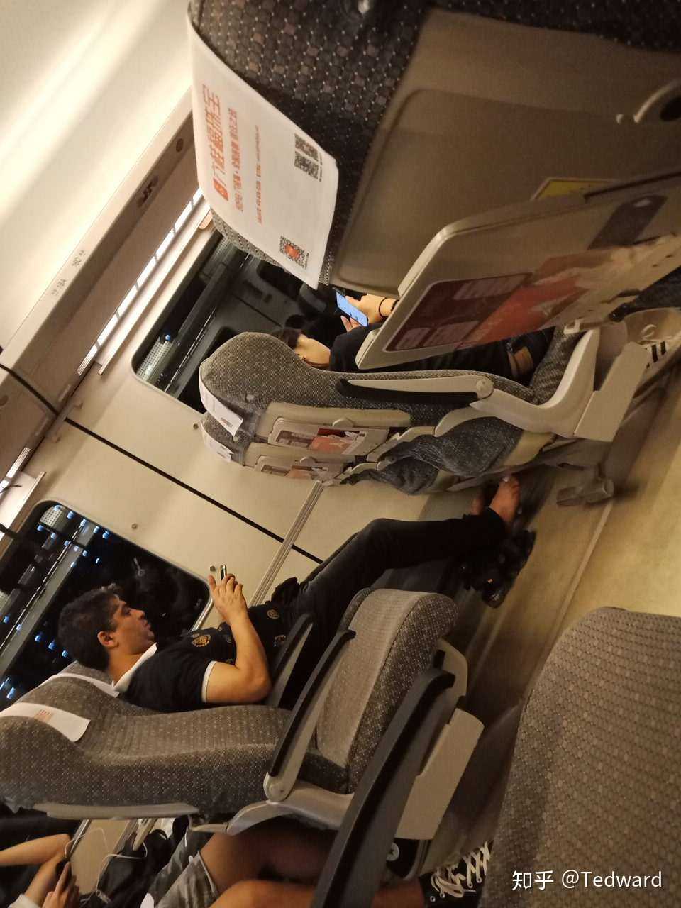 在城际列车上脱鞋,老外真会享受生活