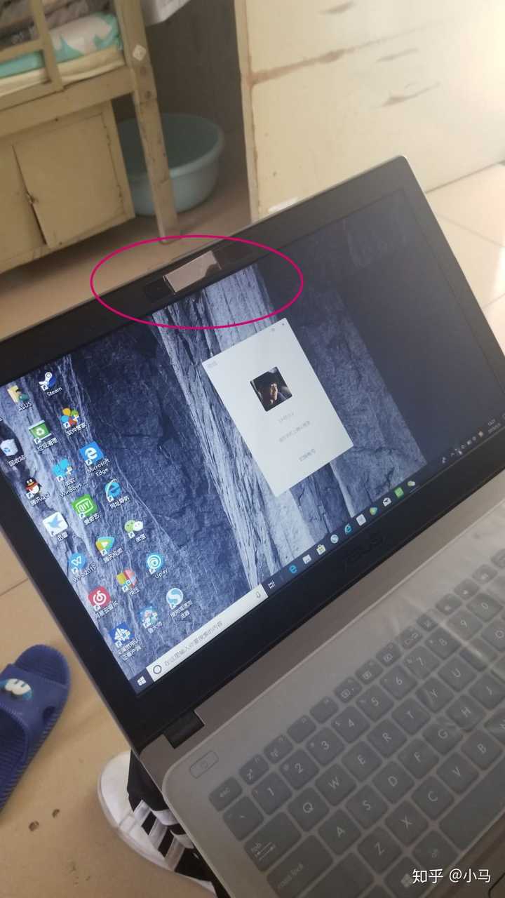 舍友害怕电脑前置摄像头被黑泄露隐私,于是把它粘上了