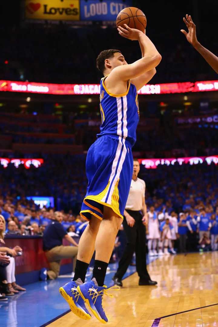 勇士在最多落后13分的情况下翻盘,克雷-汤普森投中11记三分球,创下了