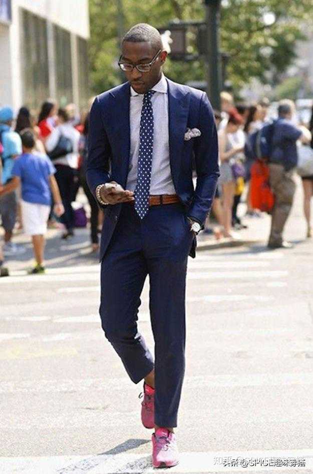 红色万斯怎么搭配衣服?