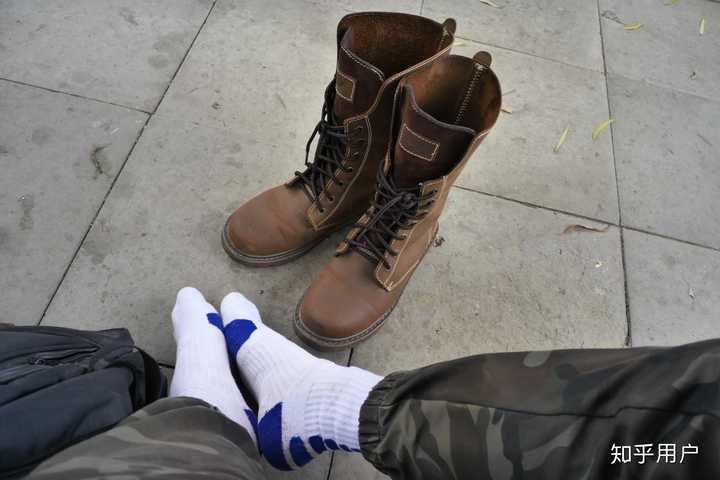 为什么会有男生不喜欢潮鞋球鞋,却喜欢穿靴子?