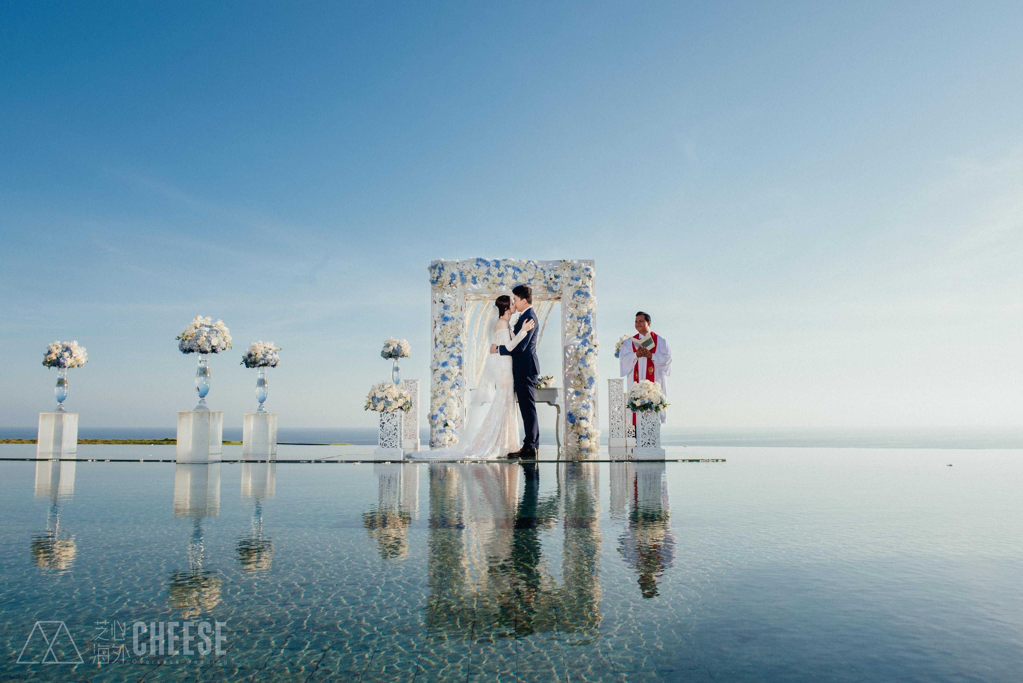 夕阳无限,将彼此的身影拉成永远, 海天一色,在这场婚礼中交换余生.