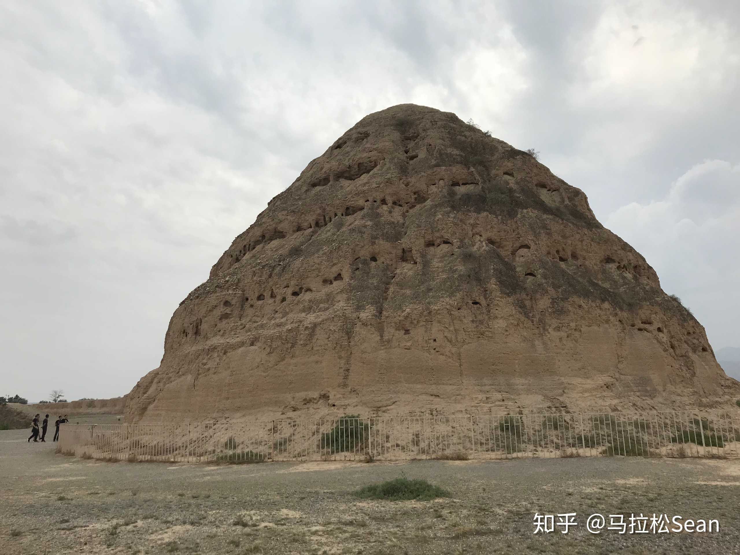 不见西夏兴庆府,唯留垒土贺兰山