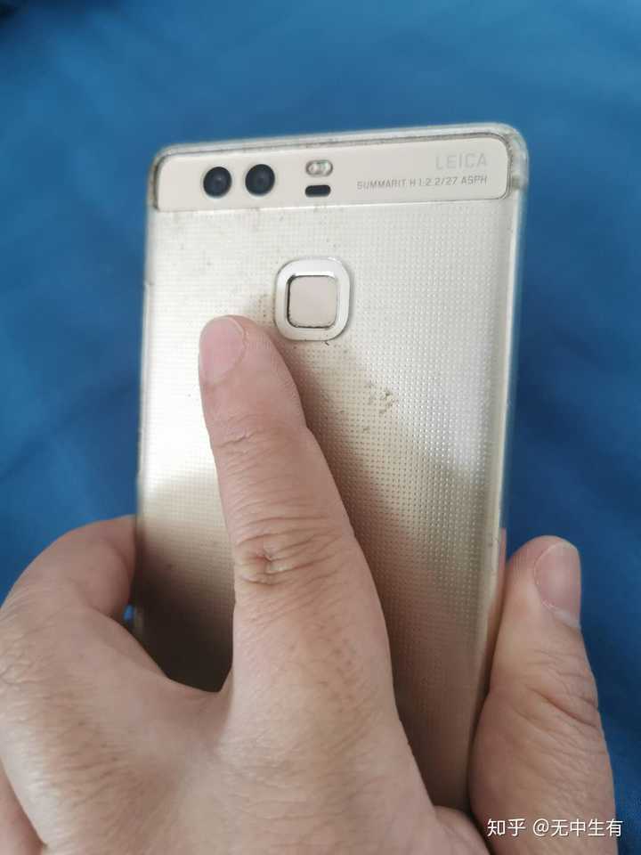 这是我拿着手机模拟正面解锁和背面解锁的图片,可以自己试试,哪种手感