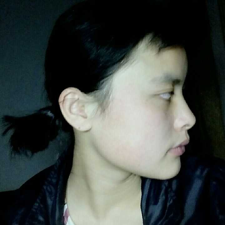 鼻头肉肉的,鼻孔外翻,好在有点挺