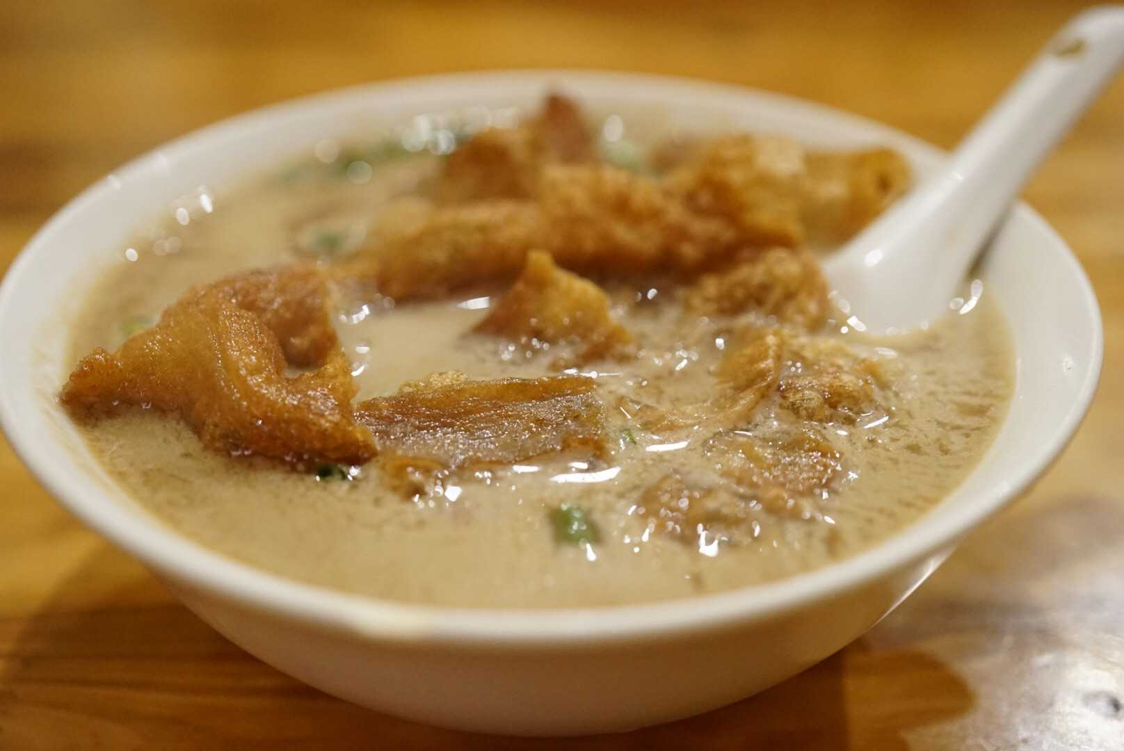 还有把脆油条泡得软软的咸豆浆,这些食物都不高深却可解乡愁,而且确实