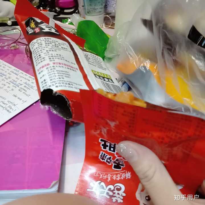 晚上继续吃零食,嗝