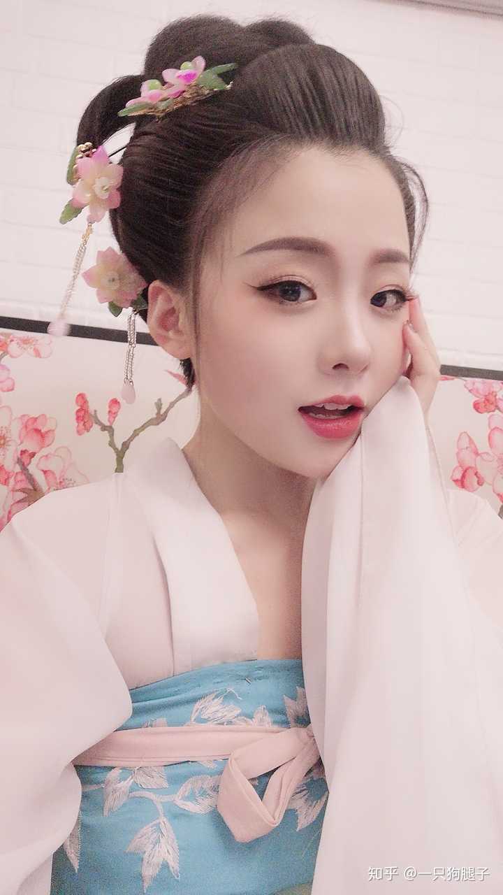 某天去体验汉服拍摄化好妆后的自拍,甜的我自己都有点爱上自己了,害.