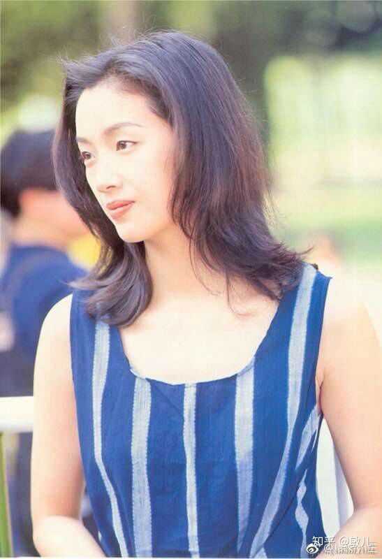 首先想到了吴倩莲,记得她演过任贤齐的那版小龙女,之前风靡的是李若彤