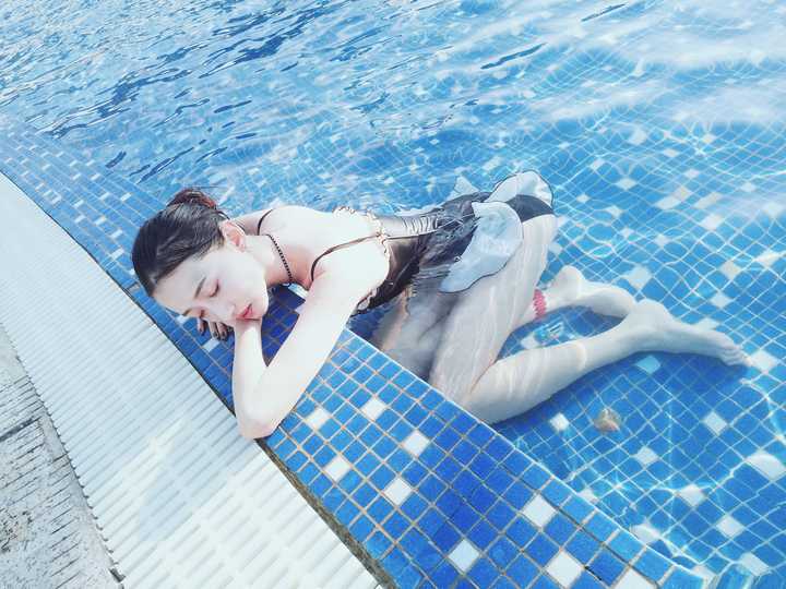 穿基础款死库水游泳是否羞耻?