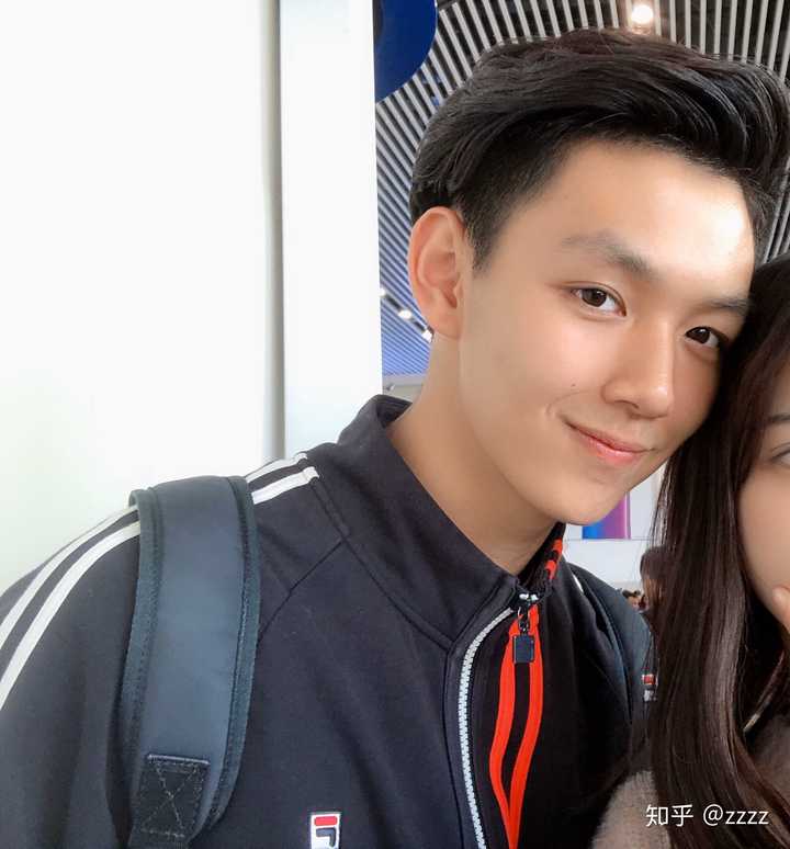 以下是原回答 多加了几张照片 一排男生中唯一一个让人目不