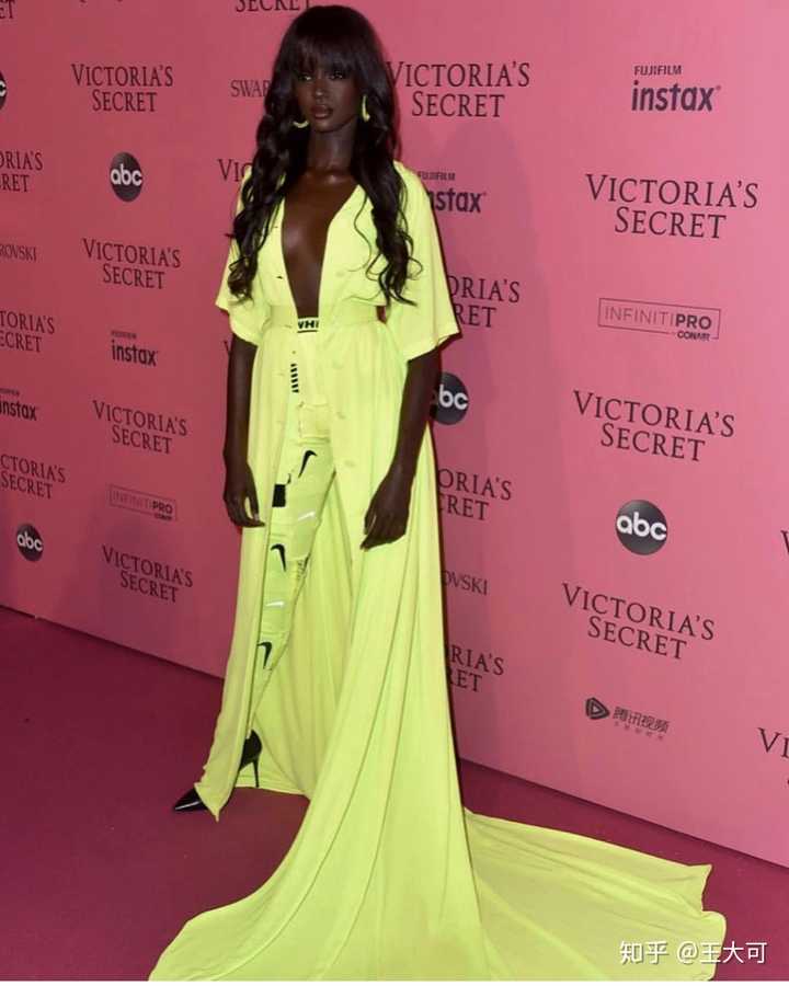 有没有这样一幅画,画里的角色让你产生难以自拔的迷恋?