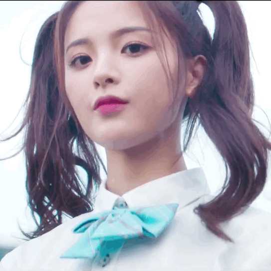 但是看到超越妹妹就不一样了(花痴脸)