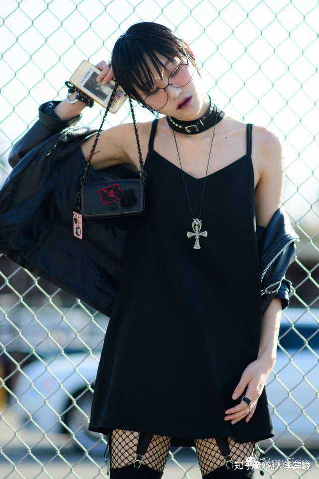 时尚女性搭配什么类型的衣服好看?