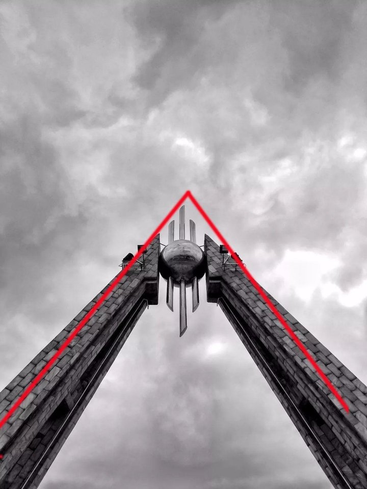 v字形构图是最富有变化的一种构图方法,其主要变化是在方向上的安排或倒