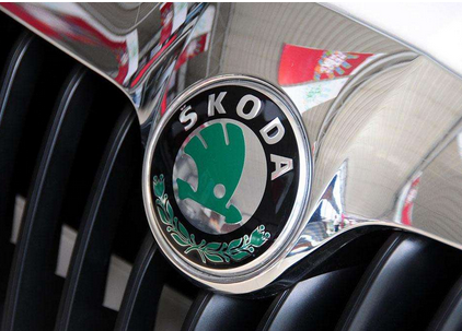 在斯柯达4s店卖车的时候,斯柯达的车标是绿色的.