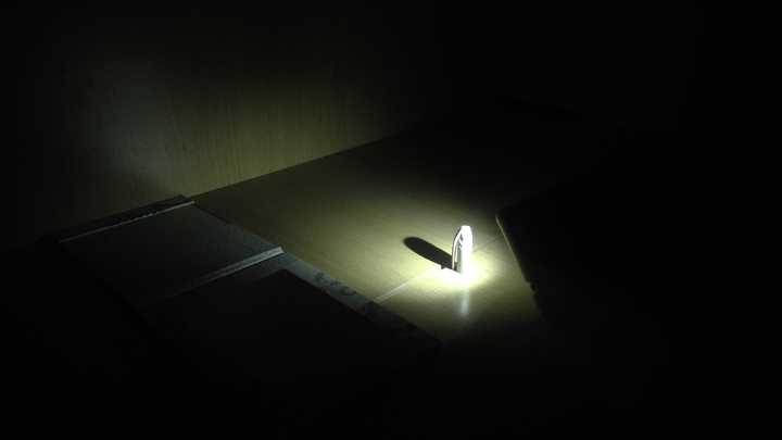 如果有一面镜子在地上,有一个人站在镜子上,假设完全镜面反射(没有漫