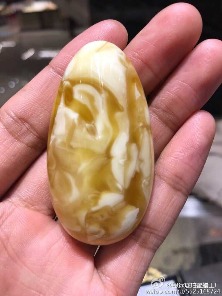 纹路丰富.不论是金绞还是蜜蜡,内部流淌纹越丰富越好.