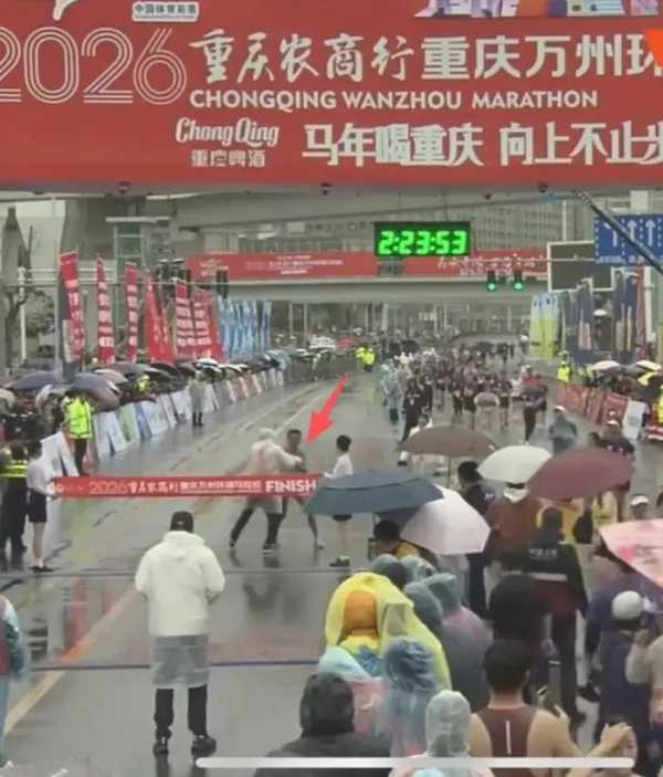 重庆万州马拉松乌龙事故引争议，冠军选手冲线时被拦停并强行带离赛道，官方称裁判因下雨误判，如何评价？