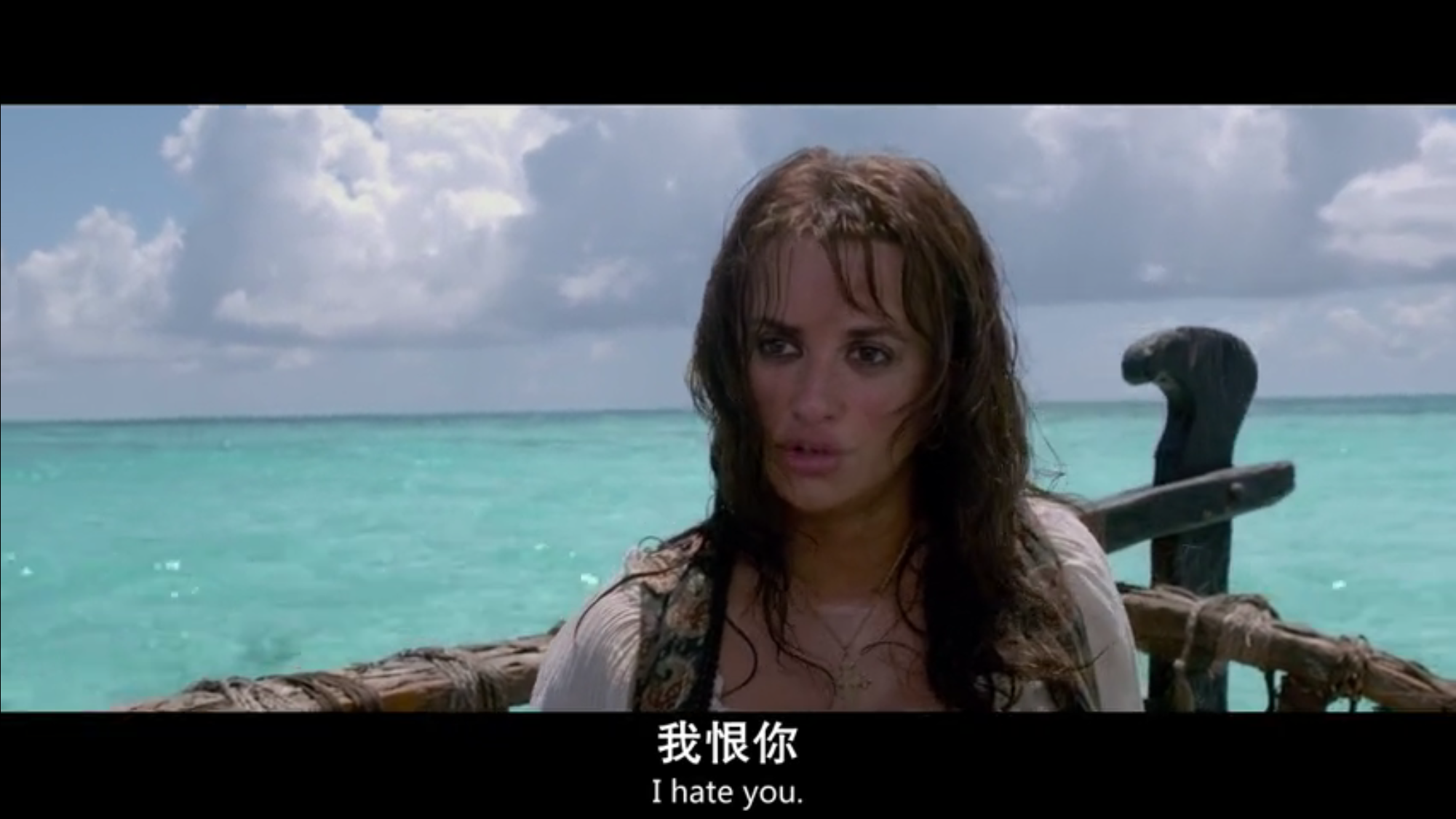 没错,就是《加勒比海盗:惊涛怪浪》中的女一号安洁莉卡,黑胡子的女儿