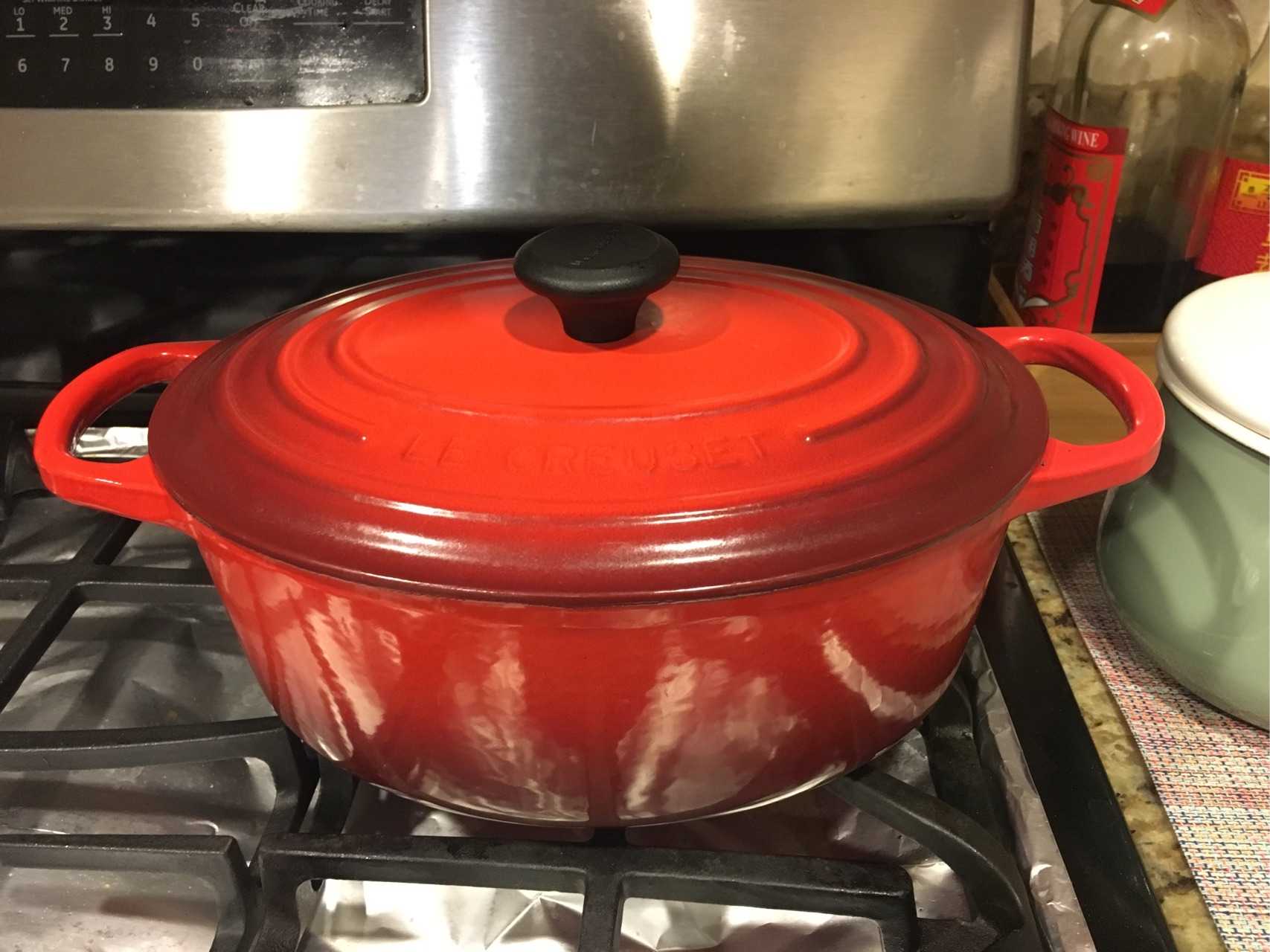 從廚房開始,愛吃的人也愛做飯.le creuset 橢圓鑄鐵鍋.