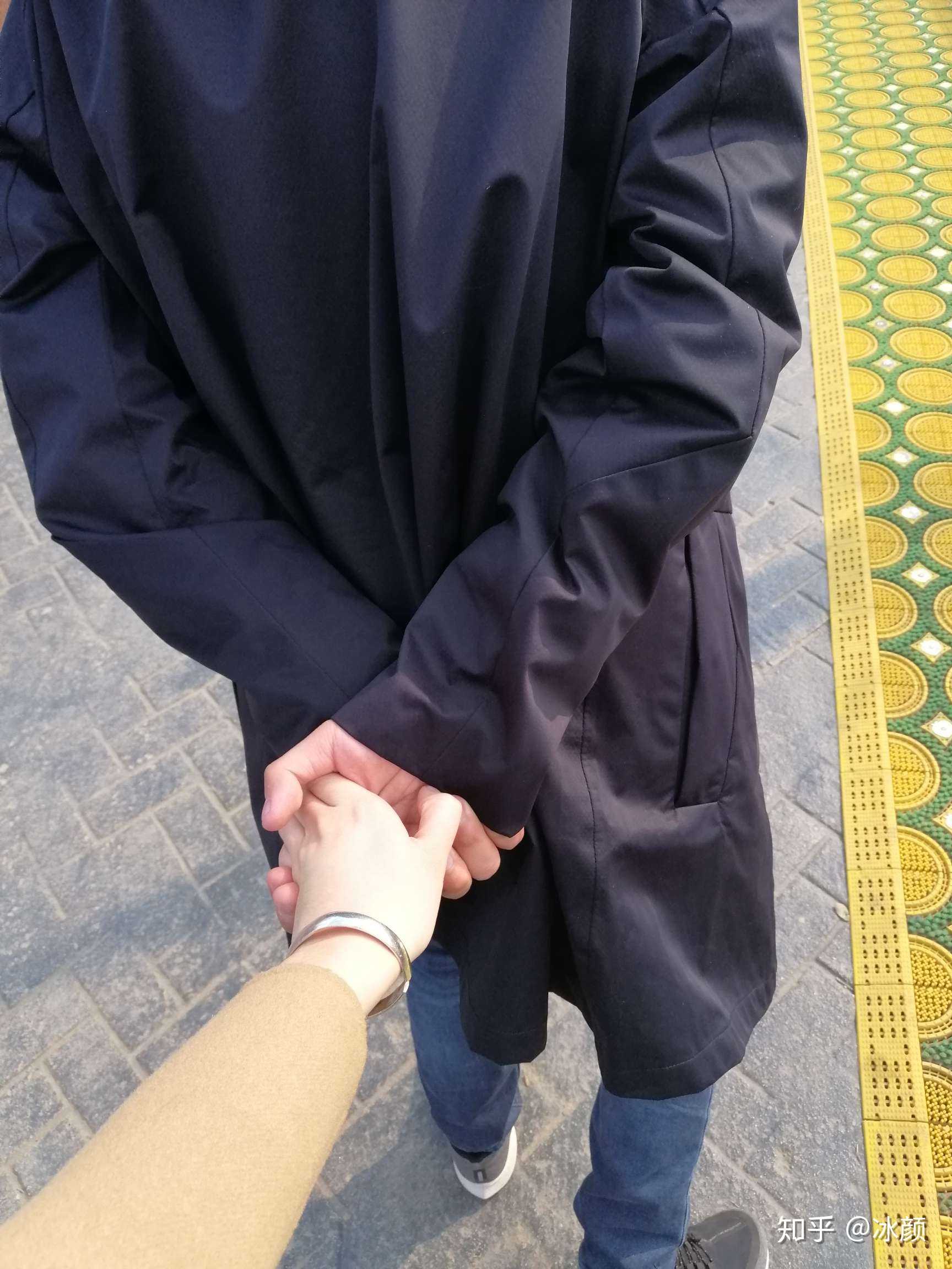 哎嘿,先生牵着我上坡好像遛弯的老头一样背着手