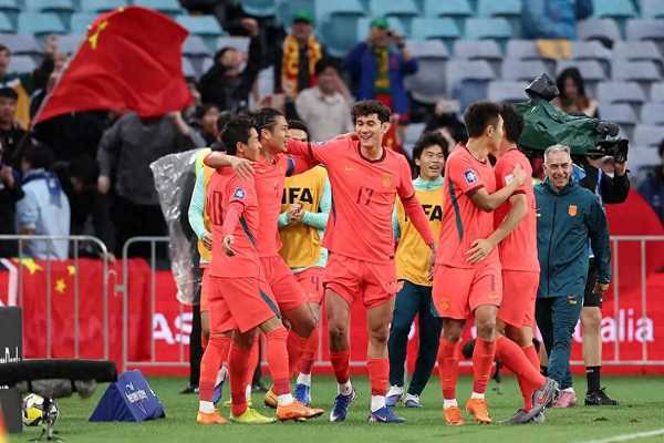 带队击败世界杯球队库拉索，邵佳一获国家队执教生涯开门红，如何评价他本场的指挥与排兵布阵？