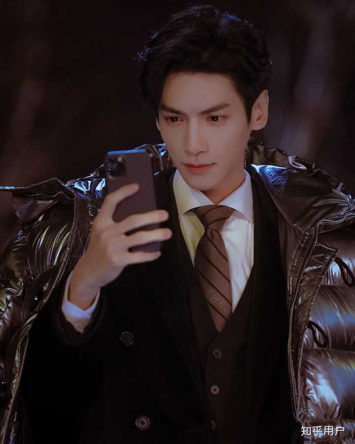 笑起来可以如沐春风,不做表情五官又很凌厉 可塑性太强了