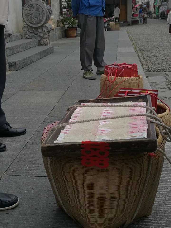 很实诚的送礼,米啦,钱啦,一担差不多两千,据说可以去蹭吃一个月呢